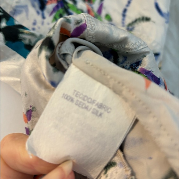 Cori: Silk sleeveless top. - Picture 2 of 4